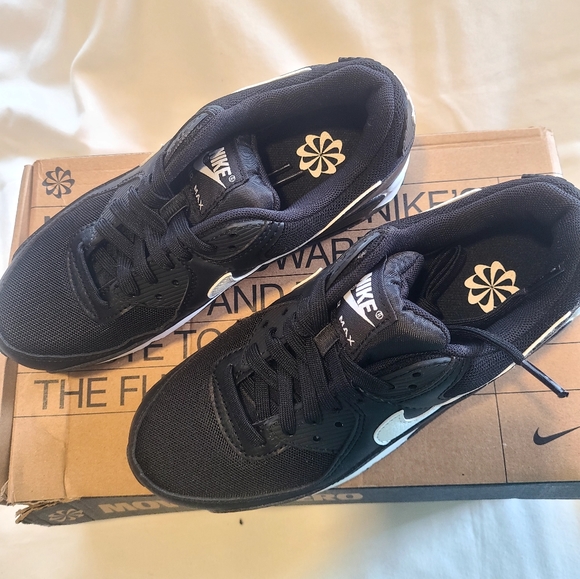New Woman's 7 Nike Air MAX 90 shoes. - Picture 8 of 9